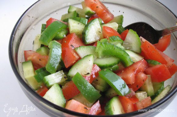 Овощи нарезать кусочками не слишком мелко, положить в миску, заправить и перемешать.