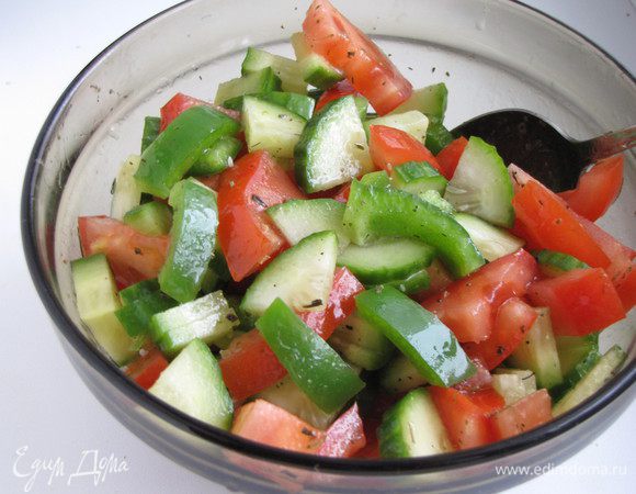 Овощи нарезать кусочками не слишком мелко, положить в миску, заправить и перемешать. 