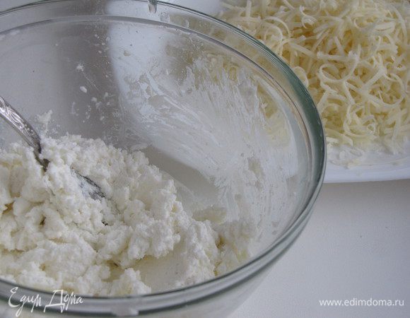Пармезан натереть на терке. Фету размять вилкой.