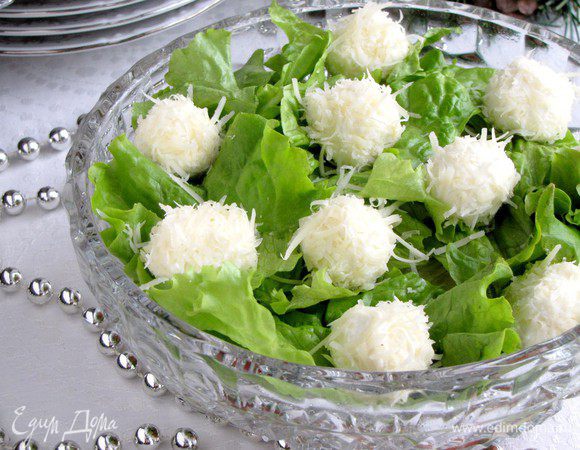 Выложить снежки сверху на салат. Готово!