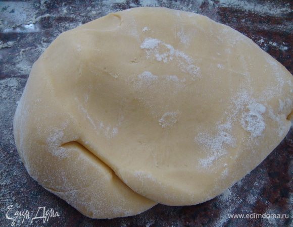 Замесить тесто. 3 яйца взбить с сахаром и ванилином в пышную белую пену. Ввести соду, гашенную уксусом, растопленное на огне сливочное масло (или сливочный маргарин), 5 ст.ложек крахмала и муку. Замесить эластичное тесто. Тесто оправить на 30 минут в холодильник.