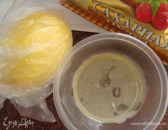 Начать вы можете с чего угодно. У Наташи есть пост, где подробно написано как приготовить и использовать айсинг-это легко! я лишь покажу фото ингредиентов http://www.edimdoma.ru/club/posts/13846-novogodnie-elochki-iz-aysinga 