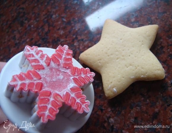 Я начала с простого. У меня есть вырубки в форме снежинок трех разных диаметров. Они идеально создают предпраздничное настроение и являются самым красивым украшением печенья! Я просто раскатала в 2 мм пласт подкрашенной в красный цвет мастики и на густой сироп приклеила снежинку!