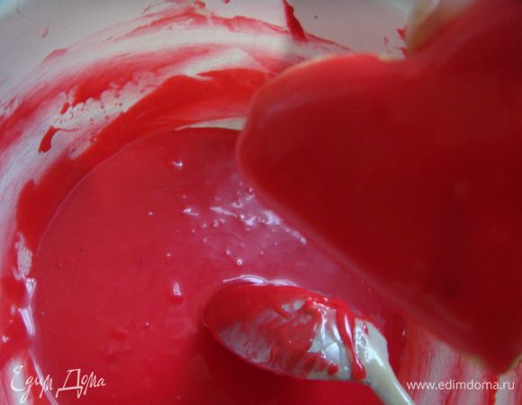 Далее я растопила белый шоколад, в который ввела сухой красный краситель, предварительно разведенный в горячих сливках. Окунула туда печенье, дала стечь и приклеила на нее уже белую снежинку самого маленького диаметра и дала остыть.