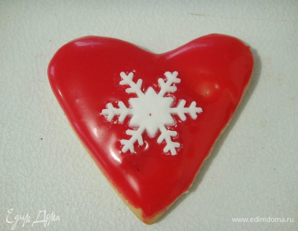 Скажу честно, шоколад даже на утро чуть-чуть липнет, но цвета у него сохраняются ярче и не выцветают! Поэтому, если вы найдете более плоскую упаковку (одноразовую), которую можно хранить в холодильнике и в которой можно следить за его состоянием - смело окрашивайте шоколадом! Это красиво, но и вкусно=)