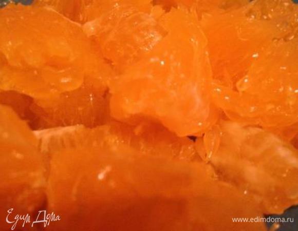 Апельсины очистить от кожуры и косточек, дольки очистить и разрезать на 2 части.