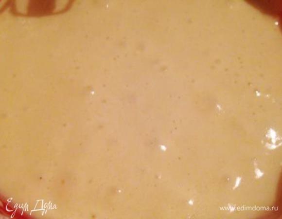 Хорошенько взбить яйца с сахаром, добавить муку, перемешать.
