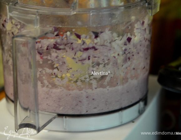 Очистить куриную печень от прожилок ,сухожилий. Размолоть в кухонном процессоре. Отложить в сторону.
