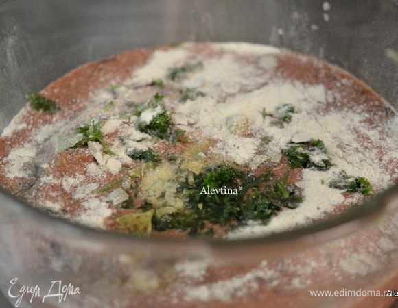 Порубить мелко лук и чеснок,петрушку. Добавить к печени. Затем свиной фарш, добавить бренди и остальные 3 ингредиента. Перемешать.Закрыть пленкой и поставить в холодильник на несколько часов, чтоб террин обогатился ароматами специй.
