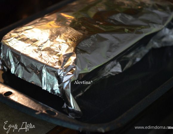 Закроем беконом.
Поставим форму/ы в глубокий противень, нальем наполовину воды вокруг формы. Закроем террин фольгой. Поставим в духовку на 180 гр на 1 час.
