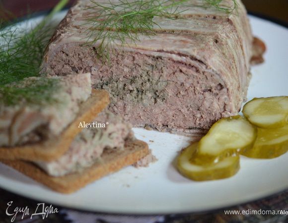 Утром снимем груз. У меня террин без ножа выскочил из формы, как только перевернула. Разрезаем и подаем как закуску с огурчиком и зеленью. Приятного аппетита.
