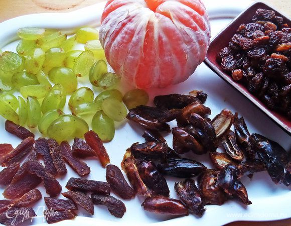 Если виноград крупный-разрезать пополам. Финики,курагу поделить на кусочки. Я их с ягодами годжи промыла в горячей воде,чтобы они слегка распарились.