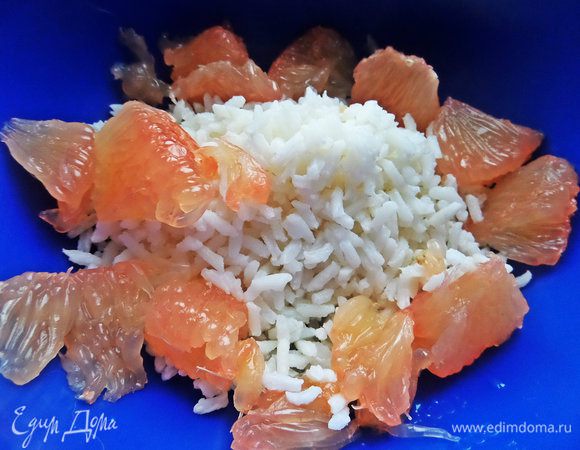 Рис заранее отварить,остудить. У меня ушло половина варочного пакетика  с рисом. Грейпфрут отделить обязательно от плёнок и порвать на 3 части каждую дольку.