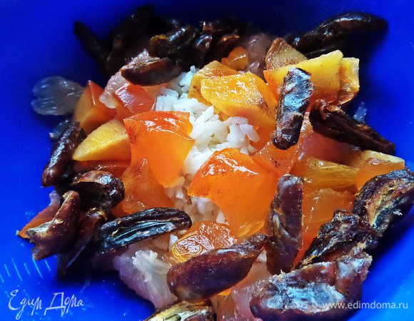 Хурму нарезать. Соединить с рисом все фрукты и сухофрукты.