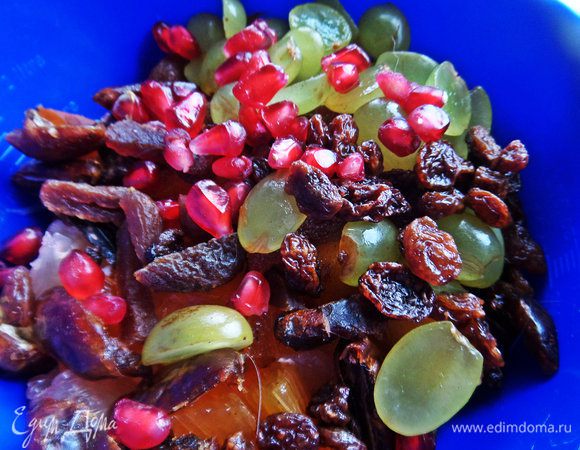 Немного зёрен граната не помешает.