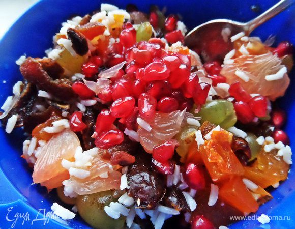 Салат перемешиваем и выкладываем горкой на красивое блюдо.