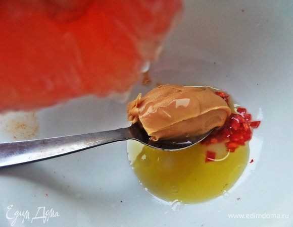 Выдавим сок из второй половинки грепфрута (или апельсина).