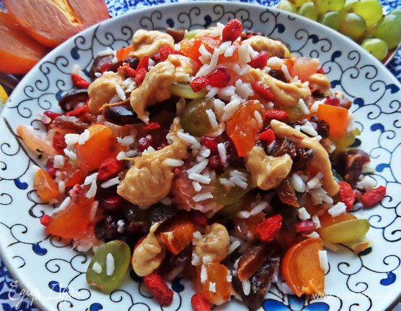 Поливаем сверху заправкой на фрукты,ягоды и сразу подаём!