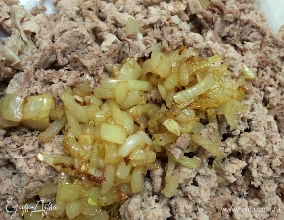Для приготовления начинки отварите мясо, добавив в бульон соль и душистый перец. Готовое мясо пропустите через мясорубку.
Мелко порезанный лук спассеруйте на растительном масле до золотистого цвета, добавьте к мясу. 
При необходимости мясной фарш посолите и поперчите.

