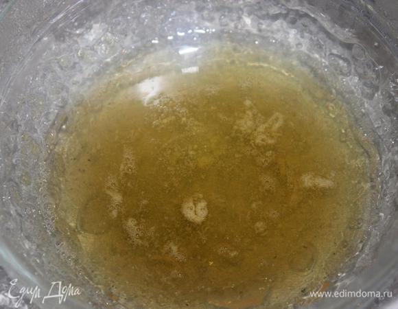 Фрукты и ягоды можно просто залить желе. Тогда они застынут в хаотичном порядке. Если хотите большей аккуратности, то будем нанизывать их на шпажки.
Замачиваем желатин (2 ст.л. с небольшой горкой) в 100 мл. холодной воды до набухания.

