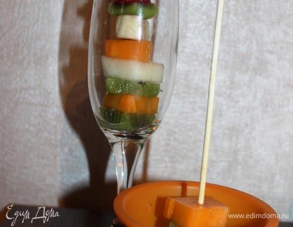 Нанизываем фрукты на шпажки, чередуя их в желаемом порядке. «Шашлычок» делаем по высоте формы и устойчивым. Выкладываем в бокалы.