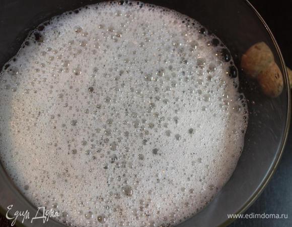 Распускаем желатин и варим сахарный сироп из 2 ст.л. сахара и 50 мл. воды пару минут до полного растворения сахара. Снимаем с огня. Соединяем сироп и процеженный желатин. В последнюю очередь добавляем 500 мл только что открытого шампанского. Перемешиваем и наполняем наши формы. 