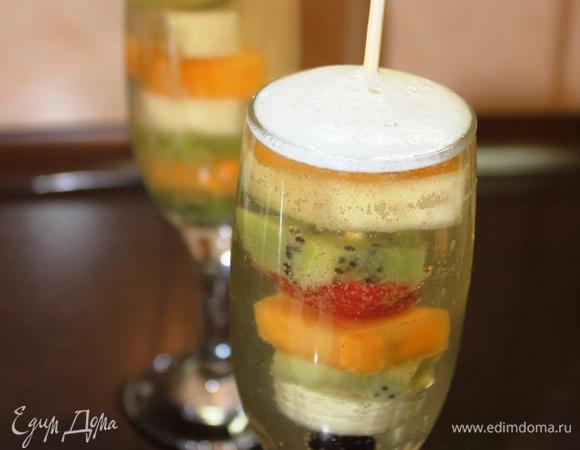 Будьте готовы к обилию пены. Я наливала шампанское маленьким половником при помощи воронки и в несколько этапов после оседания пены.

