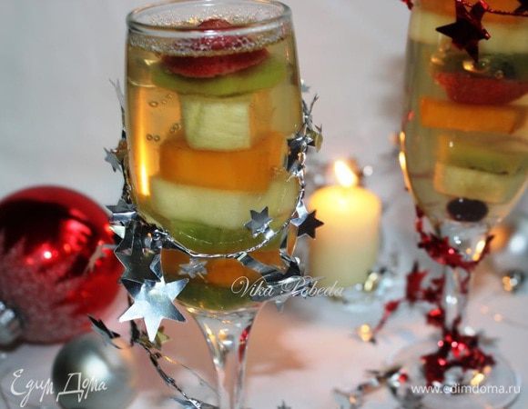 Теперь остается только поставить бокалы на холод до застывания десерта. На это уйдет не менее 2-3 часов. И аккуратно вращательным движением вынуть шпажку, придерживая фруктовую пирамидку ложечкой.