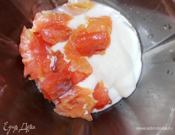 БОльшую половину рыбы оставляем для подачи, остальную отправляем на соус (приблизительно грамм 50-60).
 Для соуса взбиваем в блендере йогурт с рыбкой и лимонным соком. Приправляем перцем по вкусу. Получаем нежный соус приятного бледно-розового цвета.