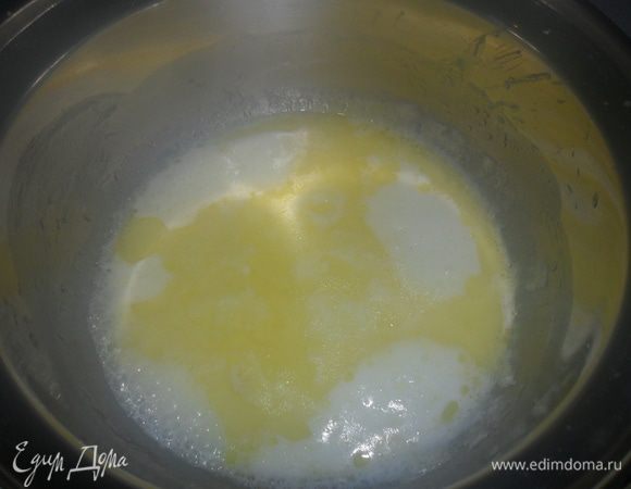 Для начинки молоко вскипятить со сливочным маслом.