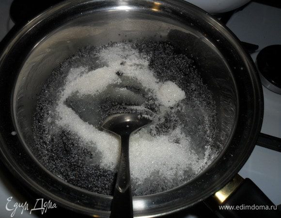 Всыпать мак, сахар и лимонную цедру. Варить несколько минут.