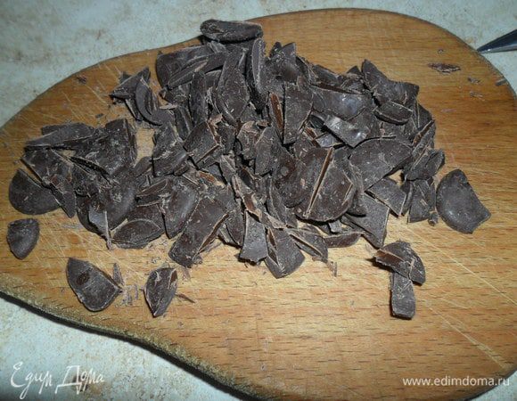 Шоколад натереть или порубить ножом.