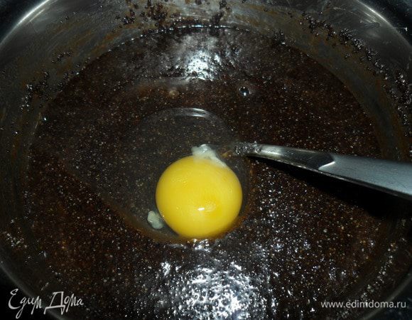 Добавить к маку шоколад, щепотку ванилина, подержать на огне все время помешивая, пока не растопится шоколад. Снять с огня добавить цукаты, а когда остынет вбить яйцо и хорошо перемешать. Начинка готова. Для второго варианта начинки расплавьте на слабом огне 150 гр. сахара, при постоянном помешивании, затем когда сахар расплавиться добавить 200гр молотого фундука и 8 ст. ложек сливок, ну и специи (ваниль, цедра). Остудить.