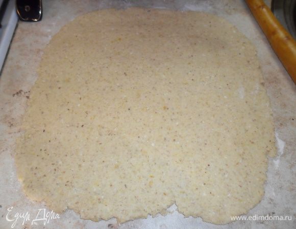 Тесто раскатать в пласт толщиной 1 см.