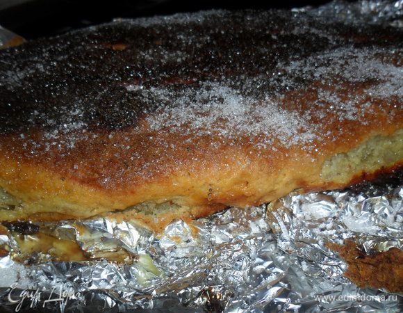 Выпекать на нижнем уровне духовки 45 минут при температуре 180 С. Готовый рулет смазать оставшимся маслом и посыпать мелким сахарным песком.