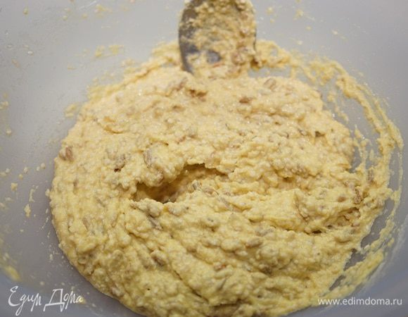 В отдельной миске смешать только что вскипевшую воду и растительное масло и влить к сухим ингредиентам. Хорошо перемешать.