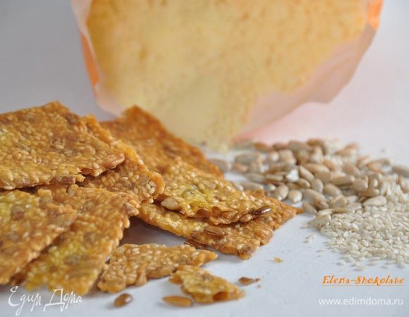 Накройте тесто бумагой для выпечки и поставьте выпекать в духовку примерно на 1 час. Проверяйте по своей духовке. Лепешка должна быть полностью сухой.
Дать остыть хлебцам, разломить по бороздкам и можно угощаться!
