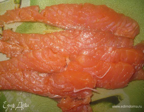 Вдоль нарезам слабосоленую семгу.