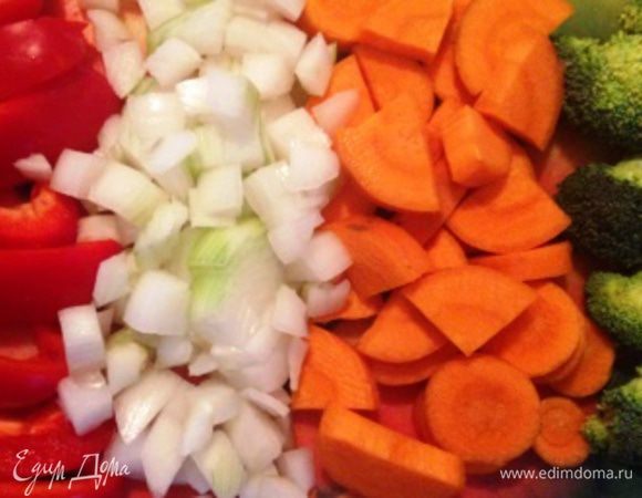 Овощи помыть, почистить, нарезать произвольно.