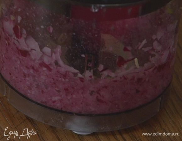 Луковицу почистить, разрезать на 4 части и измельчить в блендере.