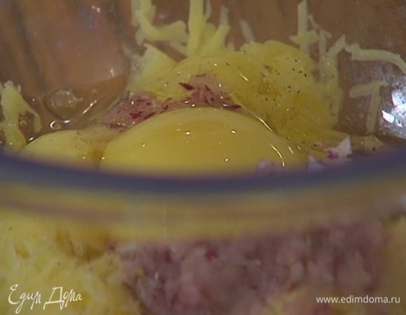 Измельченный лук отправить к картофелю, слегка посолить и поперчить, затем добавить яйцо и все перемешать.