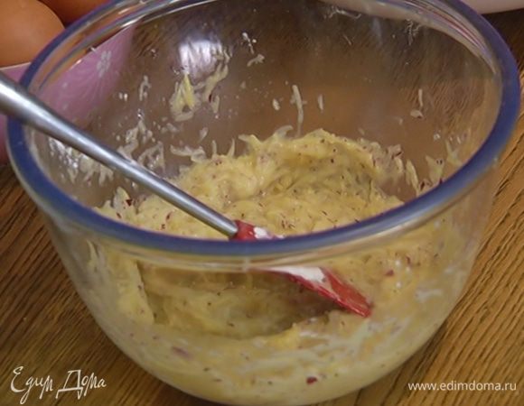 Всыпать крахмал и вымешать так, чтобы не было комочков. Дать тесту отдохнуть.