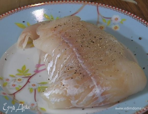 Филе трески посолить и поперчить со всех сторон.