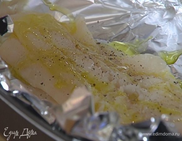 Небольшой противень выстелить фольгой, выложить рыбу, полить 2 ст. ложками оливкового масла и отправить в разогретую духовку на 8–10 минут.