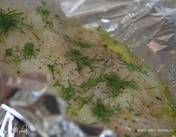 Запеченную рыбу посыпать укропом и мускатным орехом.