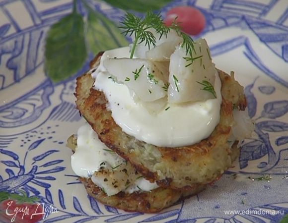 На тарелку выложить драник, на него 1 ч. ложку сметаны, сверху поместить кусочек рыбы, затем опять драник, сметану и еще один кусочек трески. Так же поступить с оставшимися драниками.