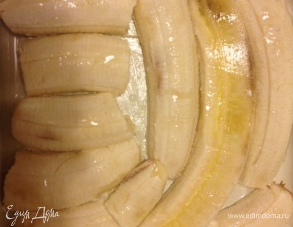 Духовку нагреть до 220* Форму смазать сливочным маслом. 
Бананы порезать вдоль, выложить на дно формы, сбрызнуть соком лимона.
У меня были очень большие бананы, поэтому хватило 2 штук.