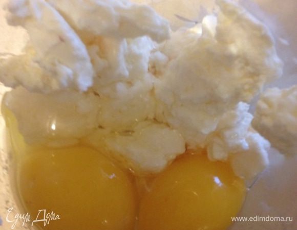 Смешать творог,  1 яйцо, мед и масло (растопить), взбить блендером до однородности. Я увеличила порцию, поэтому 2 яйца:)