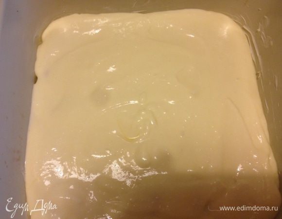 Массу выложить на бананы, выровнять. Смазать желтком и в духовку. 