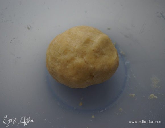 Размять тесто руками. По ОДНОЙ столовой ложке добавляем воду (вода должна быть очень холодной, пусть даже в стакане плавают льдинки) размешивая, пока не начнет формироваться шар из теста. Не мешать слишком долго, иначе тесто будет тугим. Если тесто слишком рассыпчатое, добавить воды. Тесто должно быть мягким, эластичным. У меня ушло 3 ст. ложки.